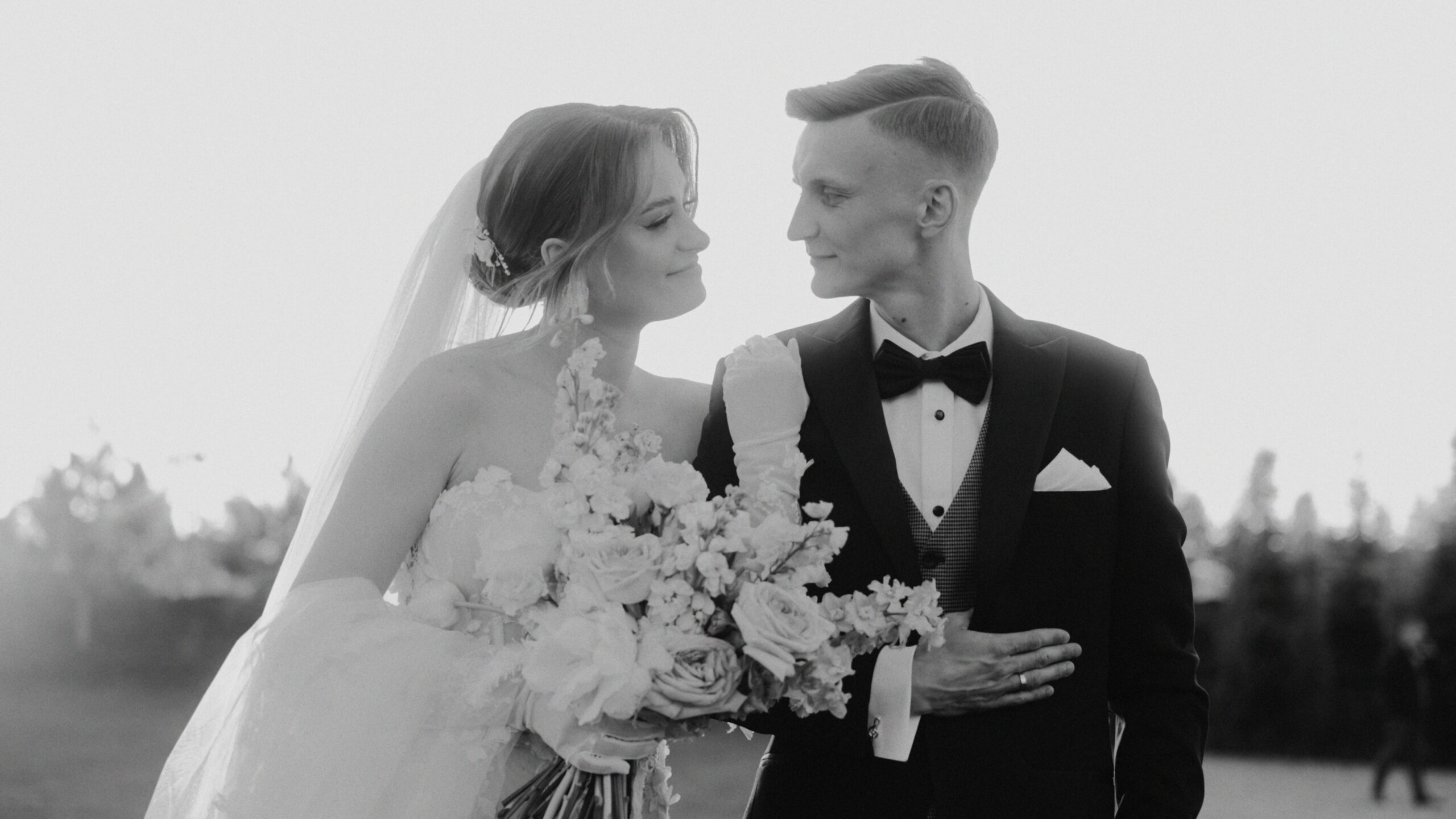 Para młoda wpatrzona w siebie podczas sesji. Dokumentalny film ślubny.