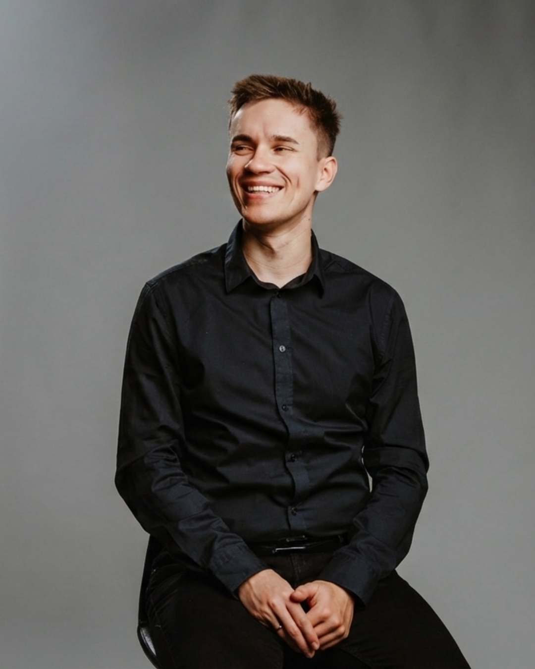 Autor, uśmiechnięty Marcin. Dokumentalny film ślubny.