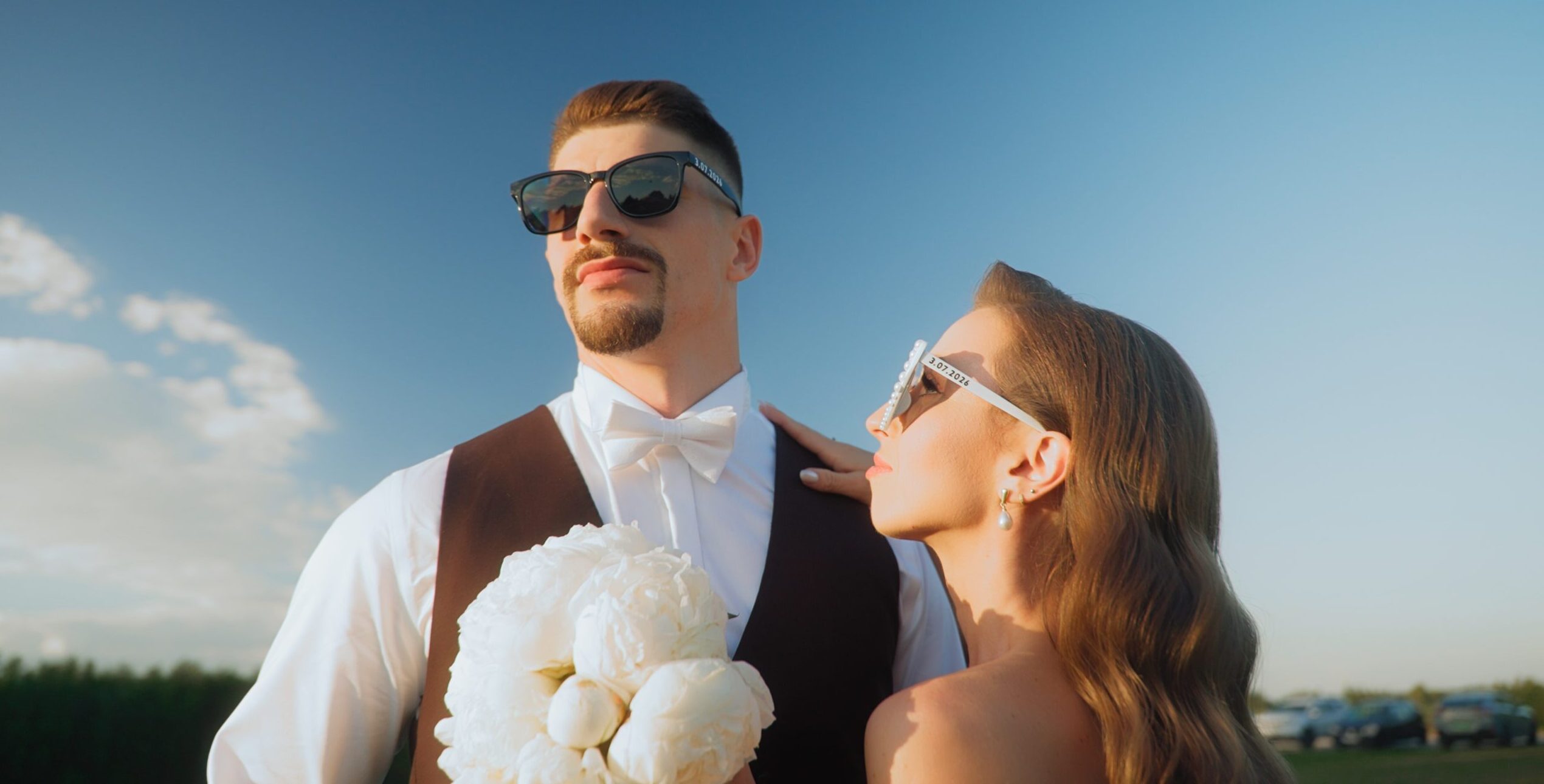 Portret pary o zachodzie słońca. Dokumentalny film ślubny